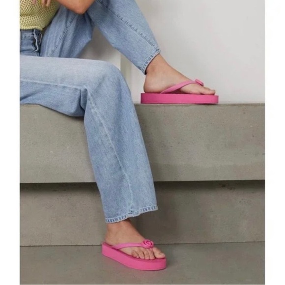 Gucci Chevron Thong Platform Sandals in Pink Rubber - Picture 3 of 7